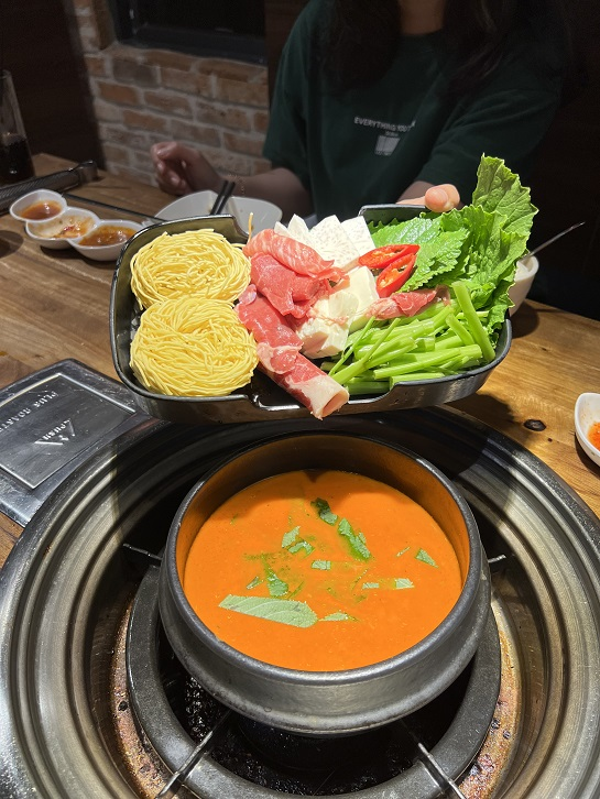 Menu buffet lẩu nướng Hàn Quốc Buzza BBQ đa dạng